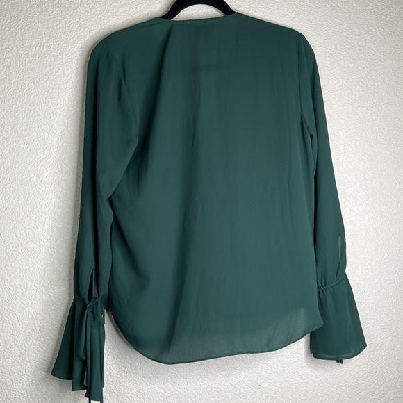 Trouve Green Flowy Sheer Boho V-Neck Top Size Small - Picture 4 of 6